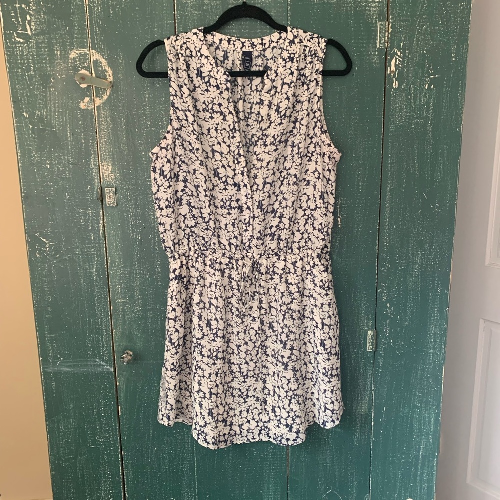 Gap size large blue/white flowered dress